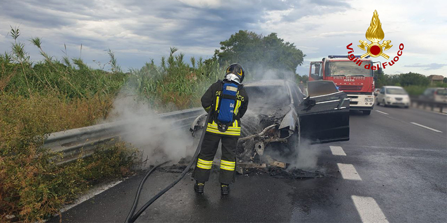 Macerata, incendio autovettura sulla SS 77 Macerata, incendio autovettura sulla SS 77