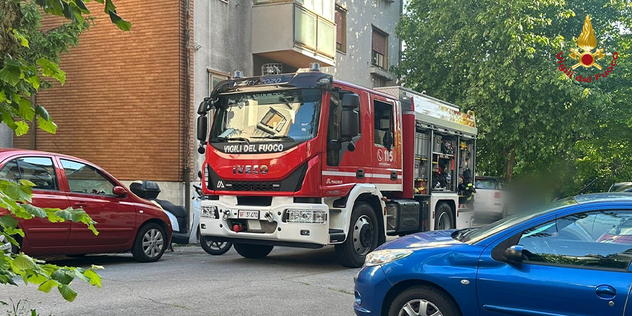 Trieste, abitazione in fiamme in via Pitacco