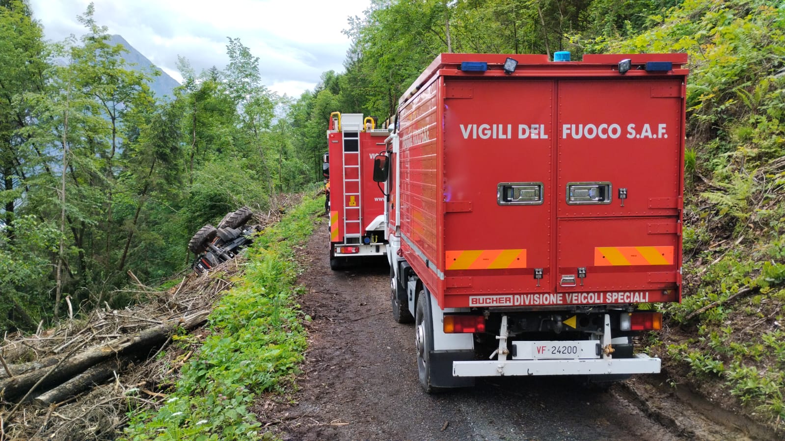 Udine, trattore si ribalta lungo un ripido pendio