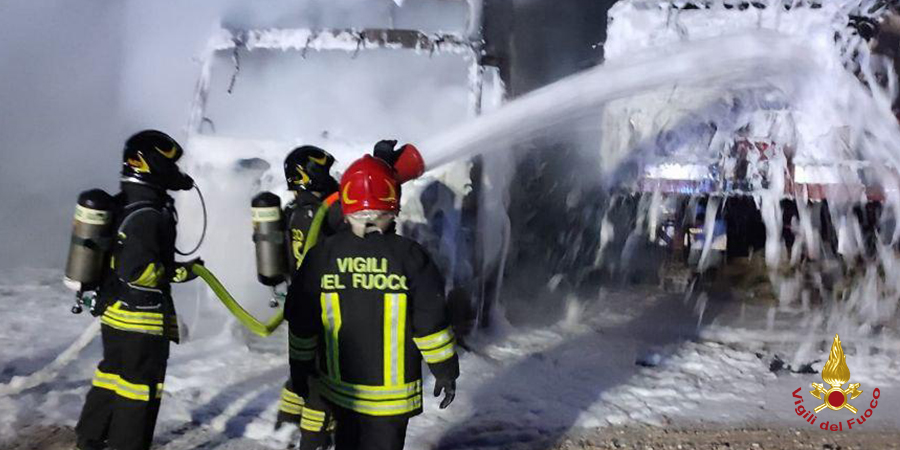 Forlì Cesena, in fiamme un autoarticolato e due semirimorchi Forlì Cesena, in fiamme un autoarticolato e due semirimorchi