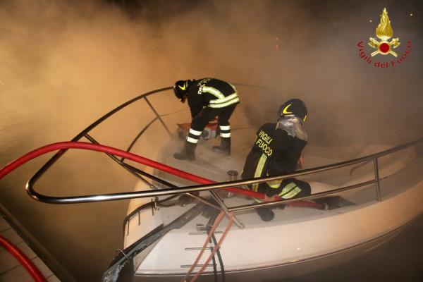 Spegnimento incendio imbarcazione