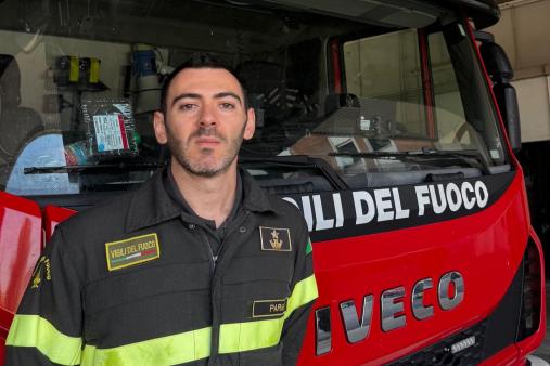 Vice direttrice Stefano Barcella, in posa di fronte ad un'autoscala VVF