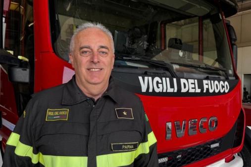 Ispettore Antincendio Stefano Bicchieri, in posa di fronte ad un'autoscala VVF