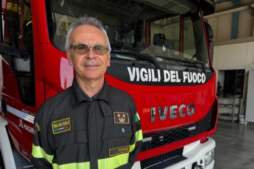 Direttore vice dirigente Paolo Cicione, vice Comandante vicario, in posa di fronte ad un'autoscala VVF