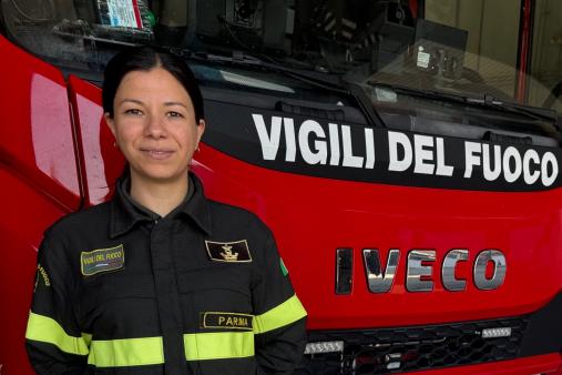 Vice direttrice Simona Streppone, in posa di fronte ad un'autoscala VVF