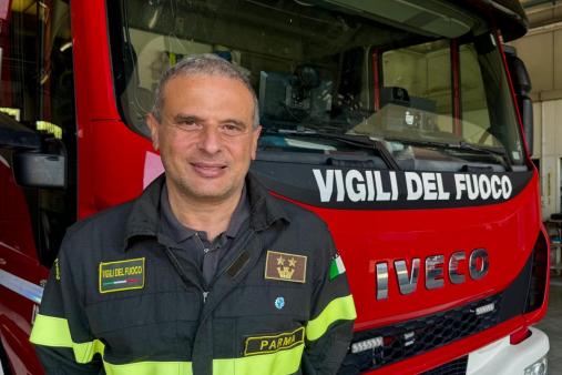 Direttore Coordinatore Speciale Fabio Perrino, in posa di fronte ad un'autoscala VVF