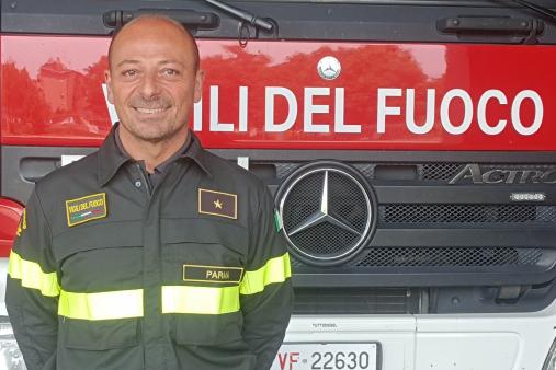 Ispettore Antincendio Ciro Sannino, in posa di fronte ad un'APS VVF