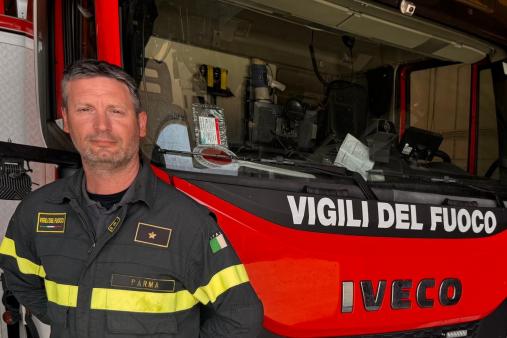 Ispettore Antincendio Massimo Alberoni, in posa di fronte ad un'autoscala VVF