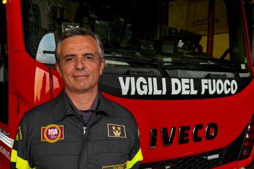Direttore Coordinatore Speciale Fabrizio Finuoli, in posa di fronte ad un'autoscala VVF