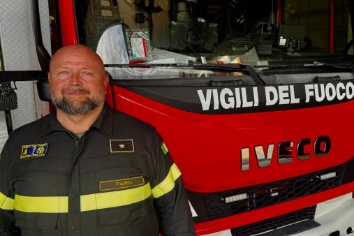 Ispettore Antincendio Massimo Speroni, in posa di fronte ad un'autoscala VVF