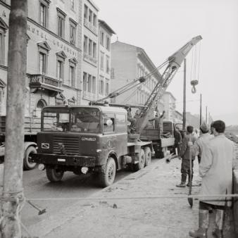 Autogru dei vigili del fuoco in azione