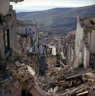 Centro abitato distrutto dal sisma.jpg Centro abitato distrutto dal sisma