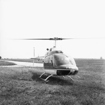 Elicottero prima di prendere il volo per attività di ricognizione dall'alto