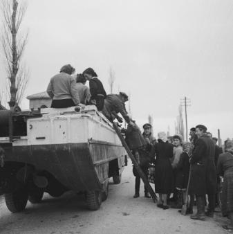 I civili scendono dal mezzo anfibio dei vigili del fuoco