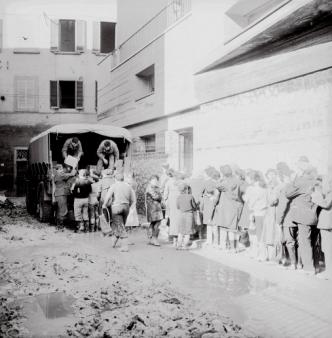 I vigili del fuoco distribuiscono alla popolazione i beni di prima necessità