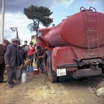 I vigili del fuoco forniscono l'acqua potabile alla popolazione