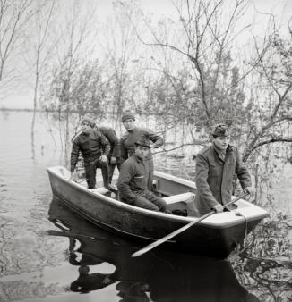 I vigili del fuoco portano in salvo la popolazione
