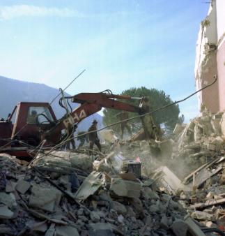 Mezzi VF in azione per lo spostamento delle macerie