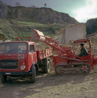 Mezzi movimento terra impegnati a rimuovere le macerie.jpg Mezzi movimento terra impegnati a rimuovere le macerie