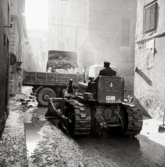 Mezzo movimento terra dei vigili del fuoco libera le strade dal fango