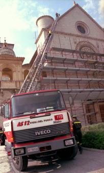 Nuclei SAF salgono sul tetto di una chiesa