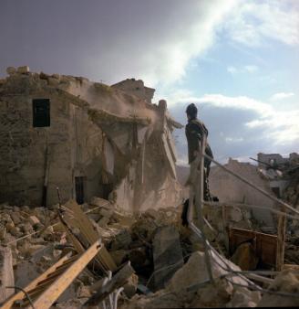 Operazioni di messa in sicurezza delle strutture pericolanti.jpg Operazioni di messa in sicurezza delle strutture pericolanti