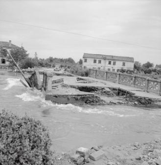 Ponte distrutto dall'ondata di piena