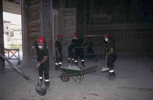 Rimozione macerie all'interno di una chiesa