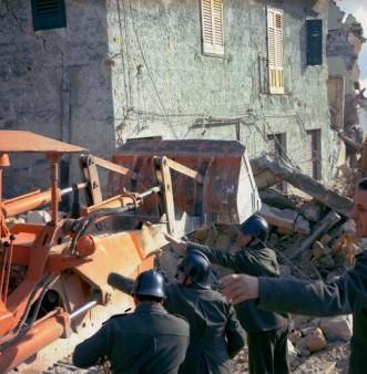 Rimozione macerie.jpg Rimozione macerie