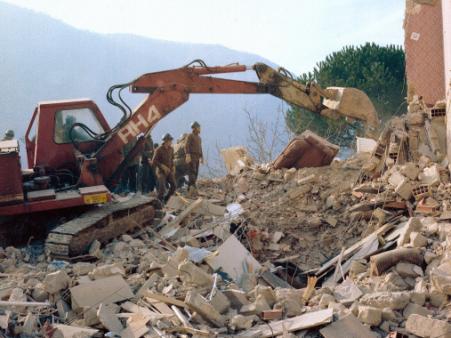Scavi con mezzo meccanico tra le macerie