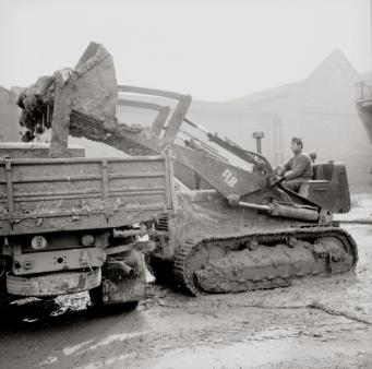 Si liberano le strade dal fango