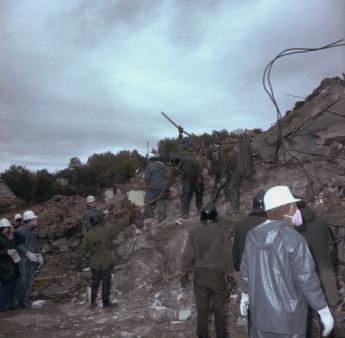 Si scava tra le macerie