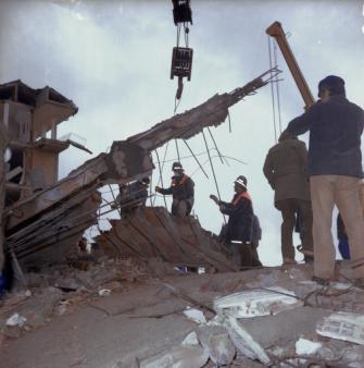 Spostamento con la gru di travi e pilastri di un edificio crollato