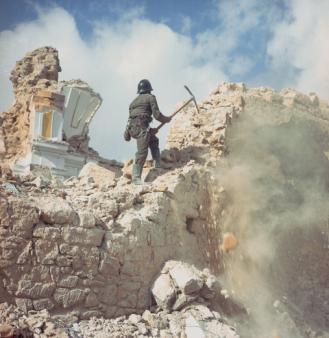 Vigile del fuoco impegnato a rimuovere un muro pericolante.jpg Vigile del fuoco impegnato a rimuovere un muro pericolante