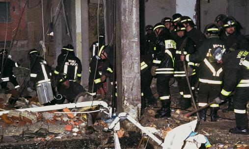 Vigili del fuoco che scavano tra le macerie