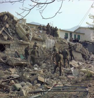 Vigili del fuoco e militari dell'esercito scavano tra le macerie