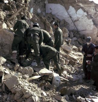 Vigili del fuoco impegnati a scavare tra le macerie.jpg Vigili del fuoco impegnati a scavare tra le macerie