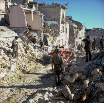 Vigili del fuoco impegnati nelle operazioni di rimozione macerie.jpg Vigili del fuoco impegnati nelle operazioni di rimozione macerie