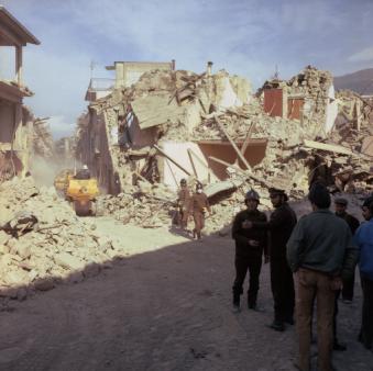 Vigili del fuoco in azione tra le macerie