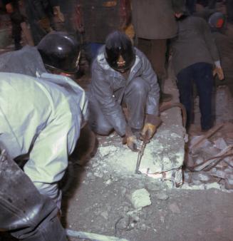 Vigili del fuoco tagliano i tondini con il cannello ossiacetilenico da taglio