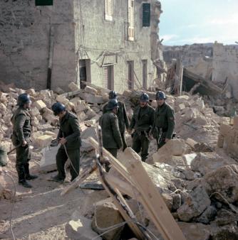 Vigili del fuoco tra le macerie.jpg Vigili del fuoco tra le macerie
