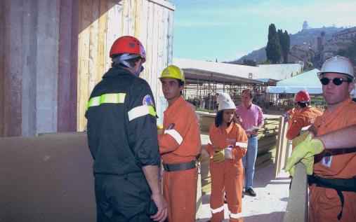 Volontari di Protezione Civile coordinati dai Vigili del fuoco