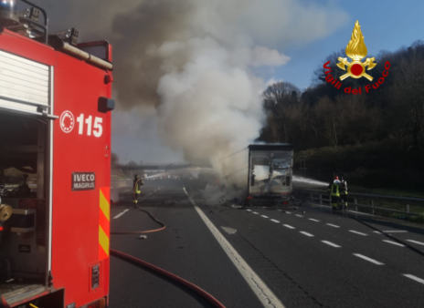 Anagni: Incendio Tir in A1 al Km 611 direzione Sud