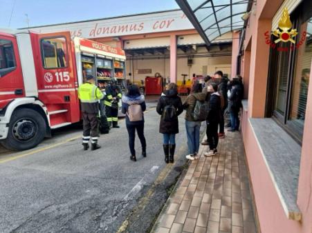 PIOVE DI SACCO (PD), VISITA DI UNA SCOLARESCA IN CASERMA
