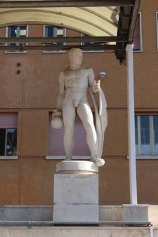 Statua del "Giuocatore di sfratto" realizzata dallo scultore Ettore Colla.