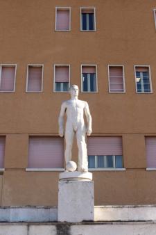 Statua del "Calciatore" realizzata dallo scultore Coriolano Campitelli.