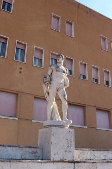 Statua del "Giuocatore di palla ovale" realizzata dallo scultore Renato Rosatelli.