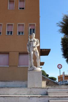 Statua dello "Sciatore" realizzata dallo scultore Benso Vignolini.