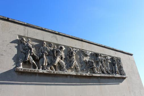 Bassorilievo realizzato da Fortunato Longo nel 1941