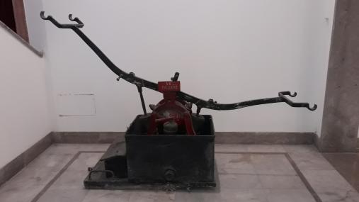 Pompa a mano prodotta dalla casa austriaca Czermack di Teplitz.